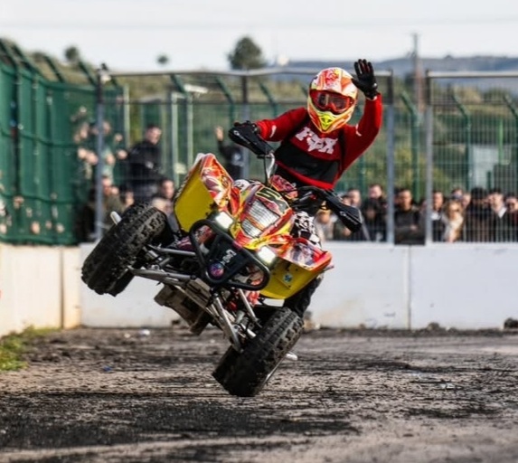 King of 4 wheels haciendo una acrobacia con su Suzuki LTZ