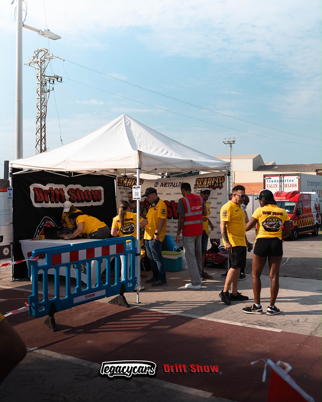 Equipo de staff de Drift Show atendiendo a los participantes en la carpa del evento